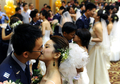 台湾・台北（Taipei）で行われた台湾空軍の将校のカップル60組のための集団結婚式（2010年9月6日撮影）。(c)AFP/Sam YEH