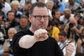 第64回カンヌ国際映画祭でタトゥーを見せて写真撮影に応じる『メランコリア』のラース・フォン・トリアー監督（2011年5月18日撮影）。(c)AFP/FRANCOIS GUILLOT