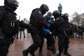 ロシア・モスクワで警察に拘束されるアレクセイ・ナワリヌイ氏の釈放を求めるデモの参加者（2021年1月23日撮影）。(c)NATALIA KOLESNIKOVA / AFP