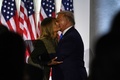 米ホワイトハウスのローズガーデンで行われた共和党の党大会で、演説を終えたメラニア夫人とドナルド・トランプ大統領（2020年8月25日撮影）。(c)Brendan Smialowski / AFP