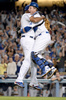 13MLBプレーオフ、ナ・リーグ地区シリーズ（5回戦制）、ロサンゼルス・ドジャース（Los Angeles Dodgers）対アトランタ・ブレーブス（Atlanta Braves）第4戦。勝利を決め、喜び合うロサンゼルス・ロジャースのA・J・エリス（A.J. Ellis、右）とケンリー・ジャンセン（Kenley Jansen、2013年10月7日撮影）。(c)AFP/Getty Images/Harry How