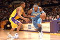 ロサンゼルス・レイカーズ戦でトレバー・アリーザ（%%Trevor Ariza%%）に対しドリブル突破を仕掛けるデンバー・ナゲッツのカーメロ・アンソニー（%%Carmelo Anthony%%、右）。（2008年11月21日撮影）(c)AFP/Getty Images/NBAE/Noah Graham