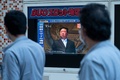 東京都内で流れた北朝鮮の弾道ミサイル発射について報じるニュース（2022年10月4日撮影）。(c)Richard A. Brooks / AFP
