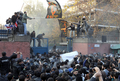 テヘラン（Tehran）の英大使館の門を突破して英国旗を下ろすデモ隊（2011年11月29日撮影）。(c)AFP/ATTA KENARE 

&lt;a href=&quot;http://www.afpbb.com/article/politics/2843237/8142398&quot;&gt;&lt;b&gt;記事本文を読む&lt;/b&gt;&lt;/a&gt;