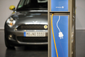 ドイツ・ベルリン（Berlin）の販売店に置かれたBMWの電気自動車「ミニクーパーE（Mini Cooper E）」（2009年6月22日撮影）。(c)AFP/DDP/MICHAEL GOTTSCHALK