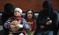 シリアの首都ダマスカス近郊の反体制派支配地区、東グータで、空爆後に治療施設で手当てを待つ人々（2018年3月7日撮影）。(c)AFP PHOTO / Abdullah HAMMAM