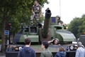 仏パリ（Paris）で、フランス革命記念日（Bastille Day）の軍事パレードを前に路上で待機する戦車（2014年7月14日撮影）。(c)AFP/KENZO TRIBOUILLARD