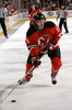 パックをコントロールするデビルズのトラビス・サヤツ（%%Travis Zajac%%）。(c)AFP/Getty Images Chris Trotman