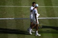 テニス、ウィンブルドン選手権、男子シングルス決勝。試合を終え、言葉をかわすノバク・ジョコビッチ（奥）とニック・キリオス（2022年7月10日撮影）。(c)Daniel LEAL / AFP