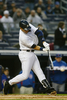 シカゴ・カブスとのオープン戦で二塁打を放つニューヨーク・ヤンキースのデレク・ジーター（%%Derek Jeter%%）。（2009年4月3日撮影）(c)AFP/Getty Images/Chris McGrath