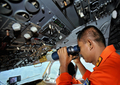 写真は同日、偵察機から行方不明機を探す捜索隊員。(c)AFP/ADEK BERRY
