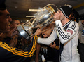 米メジャーリーグサッカー（MLS）の王者を決めるMLSカップ（MLS Cup 2012）が1日、米カリフォルニア（California）州カーソン（Carson）のホーム・デポ・センター（Home Depot Center）で行われ、ロサンゼルス・ギャラクシー（Los Angeles Galaxy）が3-1でヒューストン・ダイナモ（Houston Dynamo）を破り、優勝を飾った。

トロフィーで勝利の美酒を味わうロサンゼルス・ギャラクシーのデビッド・ベッカム（David Beckham、2012年12月1日撮影）。(c)AFP/Getty Images/Harry How