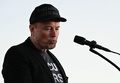 ドナルド・トランプ前米大統領の選挙集会に登壇した実業家のイーロン・マスク氏。ペンシルベニア州バトラーで（2024年10月5日撮影）。(c)Jim WATSON / AFP
