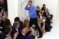 フランス・パリ市内で発表された「クリスチャン ディオール（Christian Dior）」14年春夏オートクチュールコレクションのフィナーレに登場したデザイナーのラフ・シモンズ（Raf Simons、2014年1月20日撮影）。(c)AFP/FRANCOIS GUILLOT