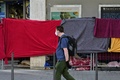 仏リヨンのホームレスキャンプの前を歩く男性（2020年3月20日撮影）。(c)PHILIPPE DESMAZES / AFP