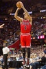 14-15NBAプレーオフ・イースタンカンファレンス準決勝（7回戦制）、クリーブランド・キャバリアーズ対シカゴ・ブルズ。得点を狙うシカゴ・ブルズのデリック・ローズ（2015年5月6日撮影）。(c)AFP/Getty Images/Jason Miller