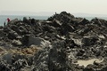パキスタン南西部で24日に発生した大地震により同国沖に出現した島には、興味をひかれた地元住民らが次々と上陸している。

国立海洋研究所（National Institute of Oceanography）の海洋生物学者によると、島は幅300フィート（約91メートル）、長さ120フィート（約37メートル）ほど。標高は18～21メートルで、沿岸から200メートルほど離れた場所に出現。専門家らによると、強い揺れが発生した際に地中のメタンガスが土壌を噴き上げて形成される「泥火山」の可能性が高く、数か月で消滅する可能性もあるという（2013年9月25日撮影）。(c)AFP/Pakistani Government