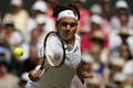 テニス、ウィンブルドン選手権（%%The Championships Wimbledon 2009%%）男子シングルス準決勝。大会第2シードのロジャー・フェデラー（%%Roger Federer%%、スイス）は、大会第24シードのトミー・ハース（%%Tommy Haas%%、ドイツ）と対戦。フェデラーは7-6、7-5、6-3のストレートでハースを退け、グランドスラム（4大大会）では通算20度目、ウィンブルドンでは7年連続となる決勝進出を果たした。写真はリターンショットを放つロジャー・フェデラー。（2009年7月3日撮影）(c)AFP/GLYN KIRK