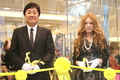 フォーエバー21（FOREVER 21）渋谷店オープニングイベントに登場した歌手の西野カナ（Kana Nishino）とドン・チャン（Do Won Chang）会長（2010年12月23日撮影）。(c)MODE PRESS