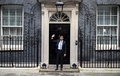 英ロンドン・ダウニング街10番地の官邸前に立つリシ・スナク首相（2022年10月25日撮影）。(c)Daniel LEAL / AFP
