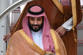 大阪で開かれる20か国・地域（G20）首脳会議に出席するため関西空港に到着したサウジアラビアのムハンマド・ビン・サルマン皇太子（2019年6月27日撮影）。(c)CHARLY TRIBALLEAU / AFP