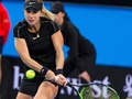 テニスの男女混合国別対抗戦、第31回ホップマンカップ、ドイツ対スイス。リターンを狙うスイスのベリンダ・ベンチッチ（2019年1月5日撮影）。(c)TONY ASHBY / AFP