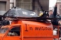 旧ユーゴスラビア（現セルビア）のベオグラード（Belgrade）で、車に飾られたステルス戦闘機F-117の手作り模型（1999年3月29日撮影）。(c)AFP/EPA/VICTOR VASENIN