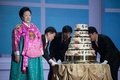 韓国・ソウル北東の加平にある統一教会の本部で開催された、創始者の故文鮮明氏の誕生日を祝う式典で、ケーキの横に立つ韓鶴子夫人（2016年2月13日撮影）。(c)AFP/Ed Jones