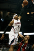 08-09NBA東カンファレンスプレーオフ1回戦、アトランタ・ホークス（%%Atlanta Hawks%%）対マイアミ・ヒート（%%Miami Heat%%）第7戦。試合はジョー・ジョンソン（%%Joe Johnson%%）が27得点を記録し、ホークスが91-78で勝利し、対戦戦績を4勝3敗として同準決勝へ進んだ。ホークスは準決勝でレブロン・ジェームズ（%%LeBron James%%）率いるクリーブランド・キャバリアーズ（%%Cleveland Cavaliers%%）と対戦する。写真はマイケル・ビーズリー（%%Michael Beasley%%、右）をかわして得点を狙うホークスのジョシュ・スミス（%%Josh Smith%%）。（2009年5月3日撮影）(c)AFP/Getty Images/Doug Benc