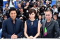 南仏カンヌ（Cannes）で開催中の第66回カンヌ国際映画祭（Cannes Film Festival）で20日、コンペティション部門に出品されている三池崇史（Takashi Miike）監督作『藁の楯』の公式上映が行われ、監督とともに主演の大沢たかお（Takao Osawa）、共演者の松嶋菜々子（Nanako Matsushima）がレッドカーペットを歩いた。この日は、公式上映に先立ち、記者会見とフォトコールも行われた。

写真は、フォトコールに登場した（左から）大沢、松嶋、三池監督（2013年5月20日撮影）。(c)AFP/LOIC VENANCE