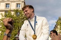 仏パリのシャンゼリゼ通りで行われたパリ五輪・パラリンピックの祝賀パレードに参加する競泳男子のレオン・マルシャン（2024年9月14日撮影）。(c)Andre PAIN/ POOL/ AFP