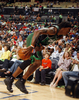 マイアミ・ヒート戦でルーズボールに飛び込むシャーロット・ボブキャッツのジェラルド・ウォーレス（%%Gerald Wallace%%）。（2009年4月3日撮影）(c)AFP/Getty Images/NBAE/Kent Smith