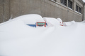 暴風雪に見舞われた米マサチューセッツ州ボストン市内で、雪に埋もれた新聞自販機（2015年2月15日撮影）。(c)AFP/Getty Images/Scott Eisen