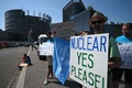 フランス・ストラスブールの欧州議会前でデモを行う原発賛成派（2022年7月6日撮影）。(c)PATRICK HERTZOG / AFP