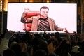 ジョージアの首都トビリシで行われたウクライナ支援デモで、ビデオ形式で演説をする同国のウォロディミル・ゼレンスキー大統領（2022年3月4日撮影）。(c)Vano SHLAMOV / AFP
