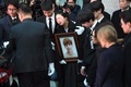 韓国ソウルの病院で行われた男性アイドルグループ「SHINee（シャイニー）」のキム・ジョンヒョンさんの告別式で、出棺を見守る家族や友人ら（2017年12月21日撮影）。(c)AFP PHOTO / JUNG Yeon-Je