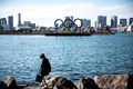 お台場海浜公園にある五輪シンボルの巨大モニュメント（2021年2月24日撮影、資料写真）。(c)Philip FONG / AFP