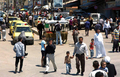 南部ダルアー（Daraa）の市場で買い物する市民（2011年5月10日撮影）。(c)AFP/SANA