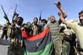 リビア・シルト（Sirte）で、ムアマル・カダフィ（Moamer Kadhafi）大佐の拘束を喜ぶ、反カダフィ勢力の連合体「国民評議会（National Transitional Council、NTC）」の兵士ら（2011年10月20日撮影）。(c)AFP/PHILIPPE DESMAZES