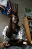 ジンバブエの首都ハラレ（Harare）近郊の自宅で先祖の霊を呼ぶ霊媒師のMartha Katsandeさん（2008年4月7日撮影）。(c)AFP/ALEXANDER JOE