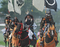 福島県の伝統祭り「相馬野馬追」は29日に2日目を迎え、東日本大震災の影響で前年は見送られていた主行事の甲冑（かっちゅう）競馬と神旗争奪戦が南相馬市で行われた。1000年にわたり続く祭りにはこの日、数万人が訪れ、約400騎が繰り広げる勇壮な伝統行事を楽しんだ。

写真は行進する騎馬武者たち（2012年7月29日撮影）。(c)AFP/Toru YAMANAKA