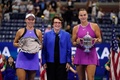 全米オープンテニス、女子シングルス決勝。表彰式に臨む（左から）準優勝のジェシカ・ペグラ、元選手のビリー・ジーン・キング氏、優勝のアリーナ・サバレンカ（2024年9月7日撮影）。(c)TIMOTHY A. CLARY/AFP