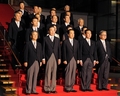 首相官邸で記念撮影に臨む菅改造内閣（2010年9月17日撮影）。(c)AFP/TOSHIFUMI KITAMURA