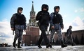 ロシアの首都モスクワの赤の広場を歩く国家親衛隊の隊員や警察官（2022年10月24日撮影）。(c)Yuri KADOBNOV / AFP
