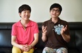 韓国ソウルの自宅でインタビューに応じる金趙光秀さん（右）と金承煥さんのカップル（2015年7月15日撮影）。(c)AFP/JUNG YEON-JE