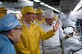 中国・河南（Henan）省の鄭州（Zhengzhou）で、富士康科技集団（フォックスコン、Foxconn）の「iPhone（アイフォーン）」生産工場を視察する米アップル（Apple）のティム・クック（Tim Cook）最高経営責任者（CEO、左から2人目、2012年3月28日撮影）。(c)AFP/APPLE