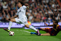 10-11スペイン1部リーグ第32節、レアル・マドリード（Real Madrid）対FCバルセロナ（FC Barcelona）。バルセロナのダニエル・アルヴェス（Daniel Alves、右）のスライディングタックルを受けるレアル・マドリードのマルセロ（Marcelo Vieira Da Silva Junior、2011年4月16日撮影）。(c)AFP/DANI POZO