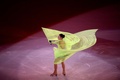 ソチ冬季五輪、フィギュアスケート・エキシビションの演技に臨むアデリナ・ソトニコワ（Adelina Sotnikova、2014年2月22日撮影）。(c)AFP/YURI KADOBNOV