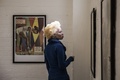 南アフリカ・ヨハネスブルクで黒人カルチャー誌の展覧会を訪れた弁護士で、モデルを兼業するタンド・ホパさん（2015年6月13日撮影）。(c)AFP/GIANLUIGI GUERCIA
