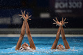第15回世界水泳選手権（15th FINA World Championships）は21日、スペイン・バルセロナ（Barcelona）でシンクロナイズドスイミングのデュエット・テクニカルルーティン（TR）が行われ、ロシアのスベトラナ・ロマシナ（Svetlana Romashina）／スベトラナ・コレスニチェンコ（Svetlana Kolesnichenko）組が優勝した。

デュエットTR決勝の演技に臨むスペインのマルガリータ・クレスピ・ハウメ（Margalida Crespi Jaume）／オナ・カルボネール・バレステロ（Ona Carbonell Ballestero）組（2013年7月21日撮影）。(c)AFP/JAVIER SORIANO